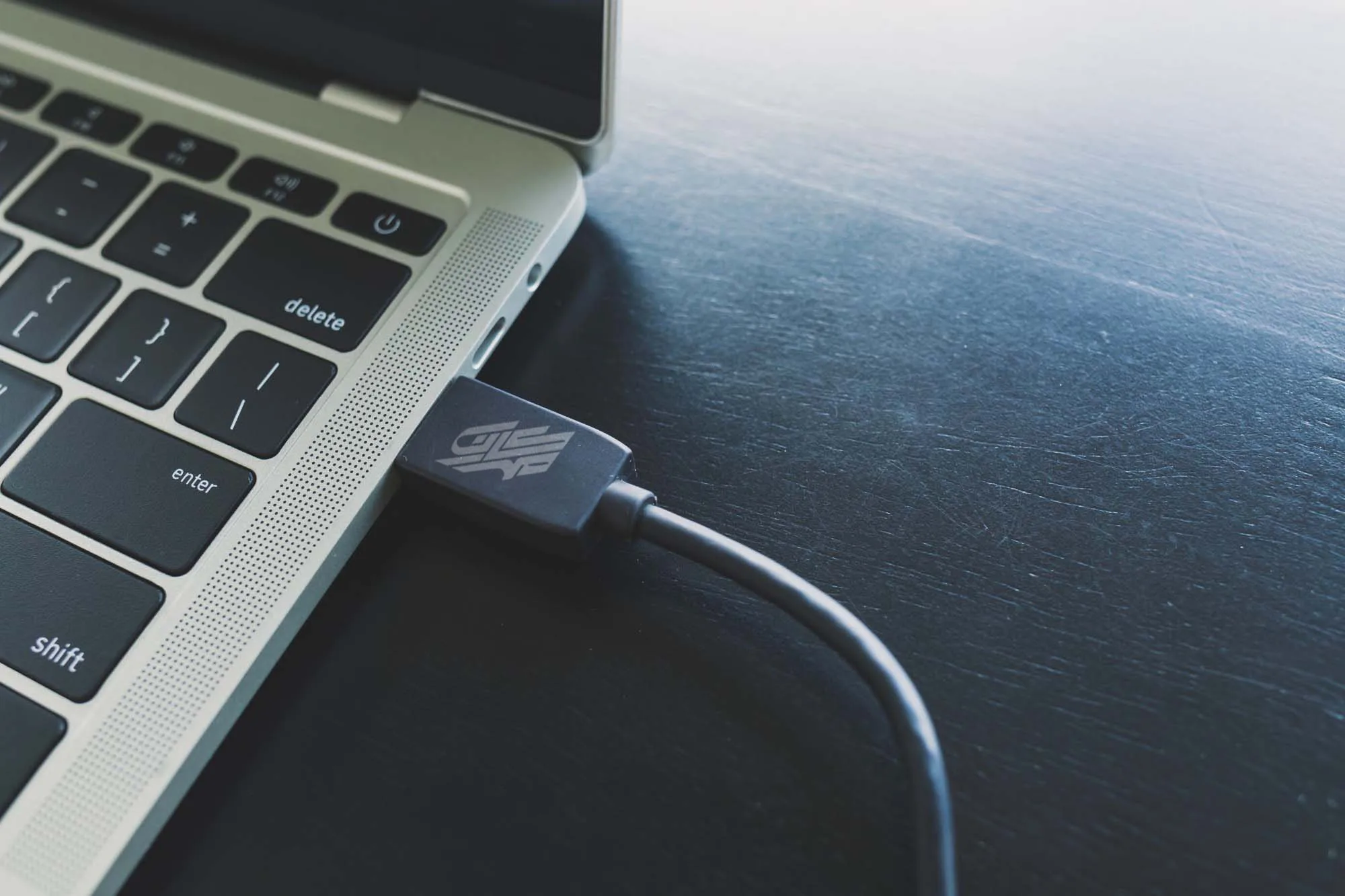 آیا لپ تاپ به شارژ اولیه نیاز دارد؟