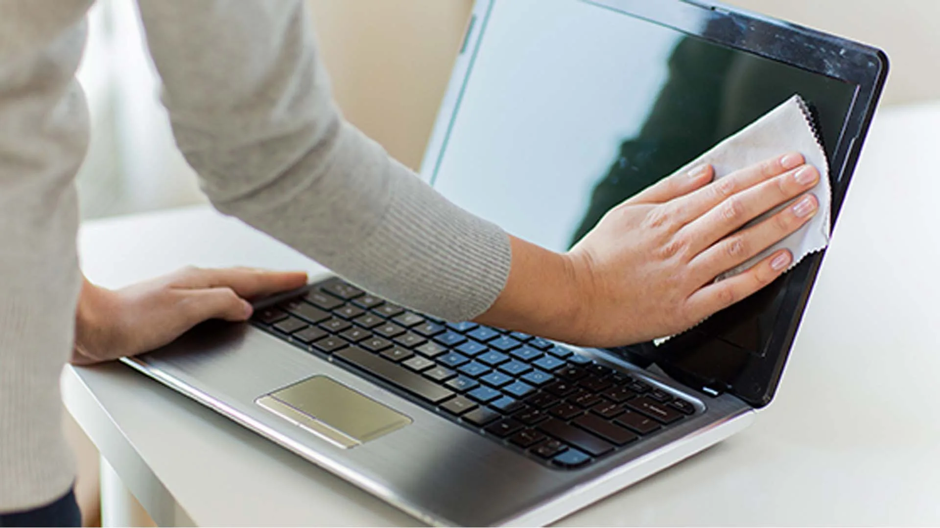 نحوه تمیز کردن صفحهنمایش لپتاپ