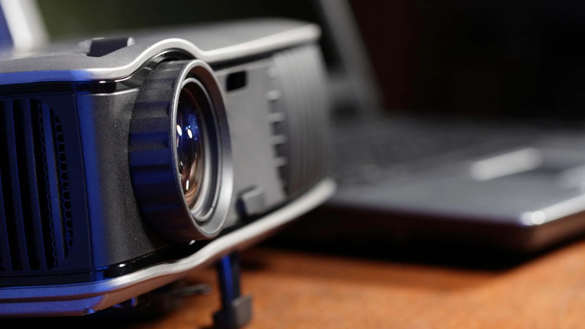 نحوه اتصال لپ‌تاپ به پروژکتور